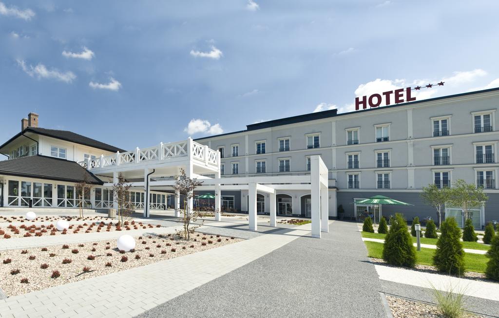 Hotel Lamberton Oltarzew Exterior photo